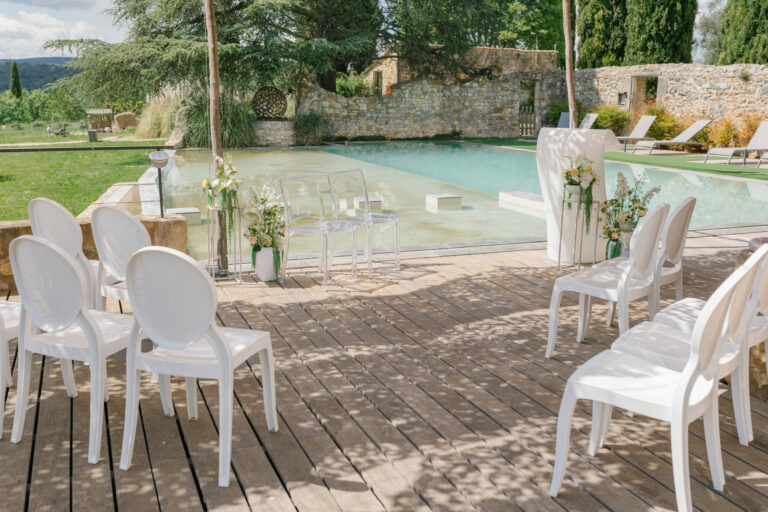 chaises Melody blanches pupitre lumineux Ad Sud Reception MB scaled 1 768x512