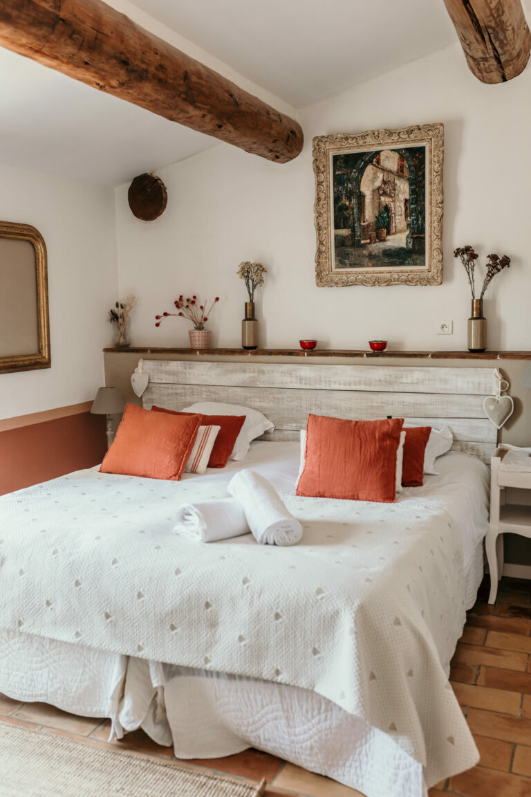 chambre Domaine Le Grand Belly Rochefort du Gard Magazine Mariage Beaute scaled 1 768x1152