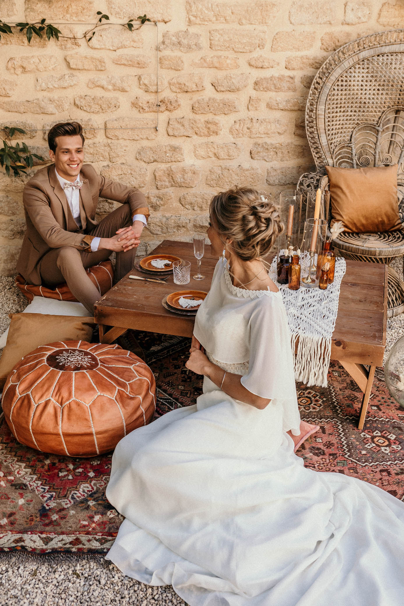 robe de mariée bustier, cape transparente, chignon mariée, costume camel, fauteuil rotin, pouf orange, décoration mariage bohème, mariage bohème, magazine, inspiration mariage bohème
