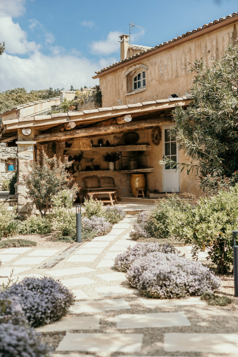 domaine Le Grand Belly Rochefort du Gard Magazine Mariage Beaute scaled 1 768x1152