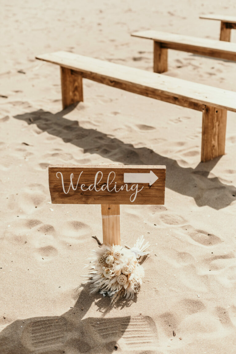 location bancs en bois Archi n Event Beziers Magazine Mariage Beaute scaled 1 768x1152