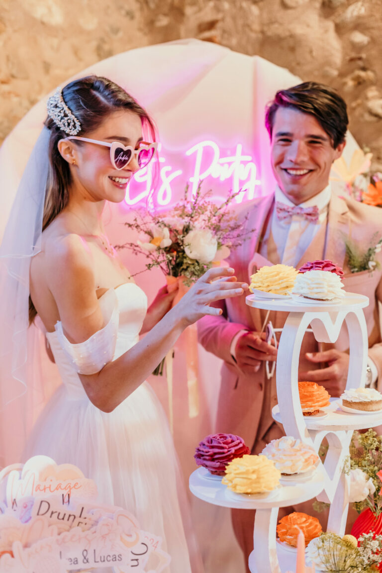 maries degustent les gateaux de Mary Patisse Perpignan Magazine Mariage Beaute scaled 1 768x1152