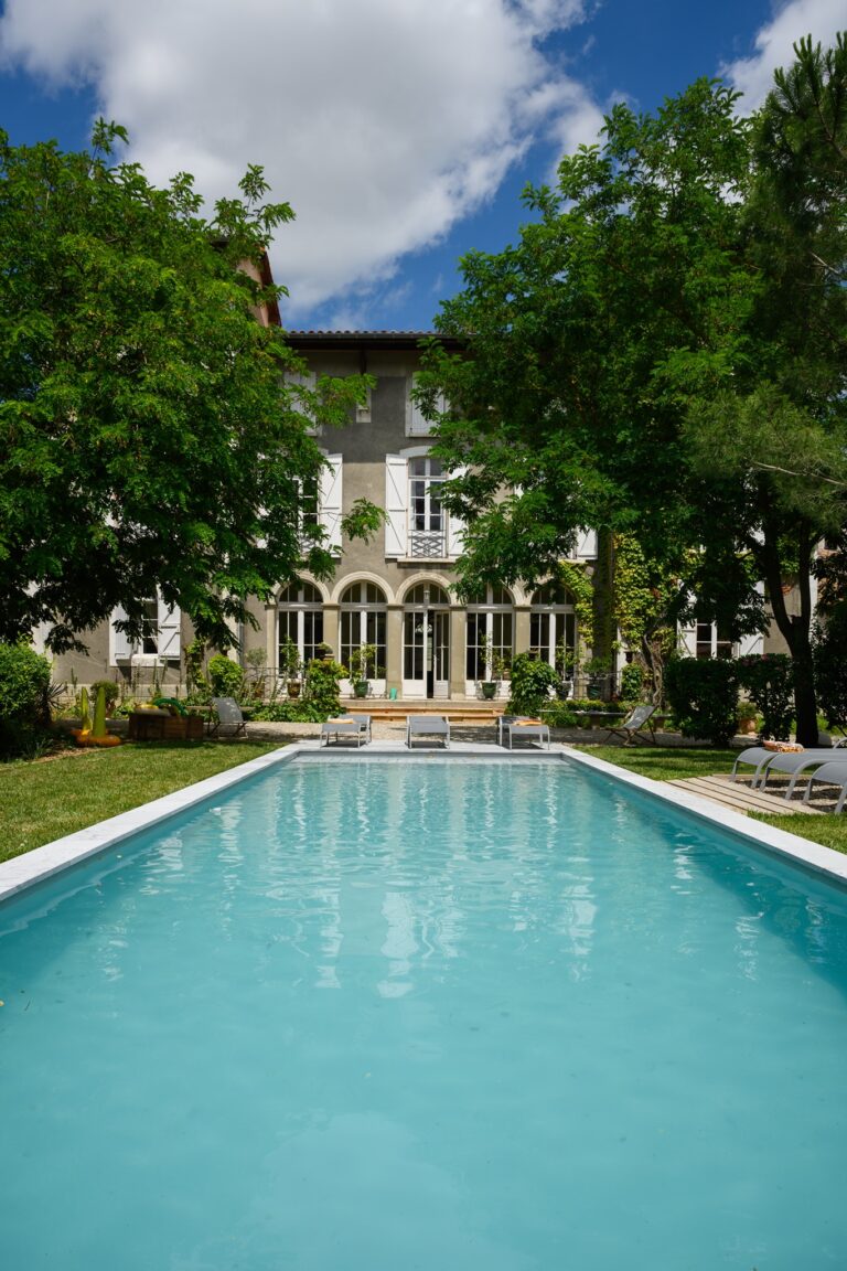 Exterieur piscine Chateau Guilhem 768x1152