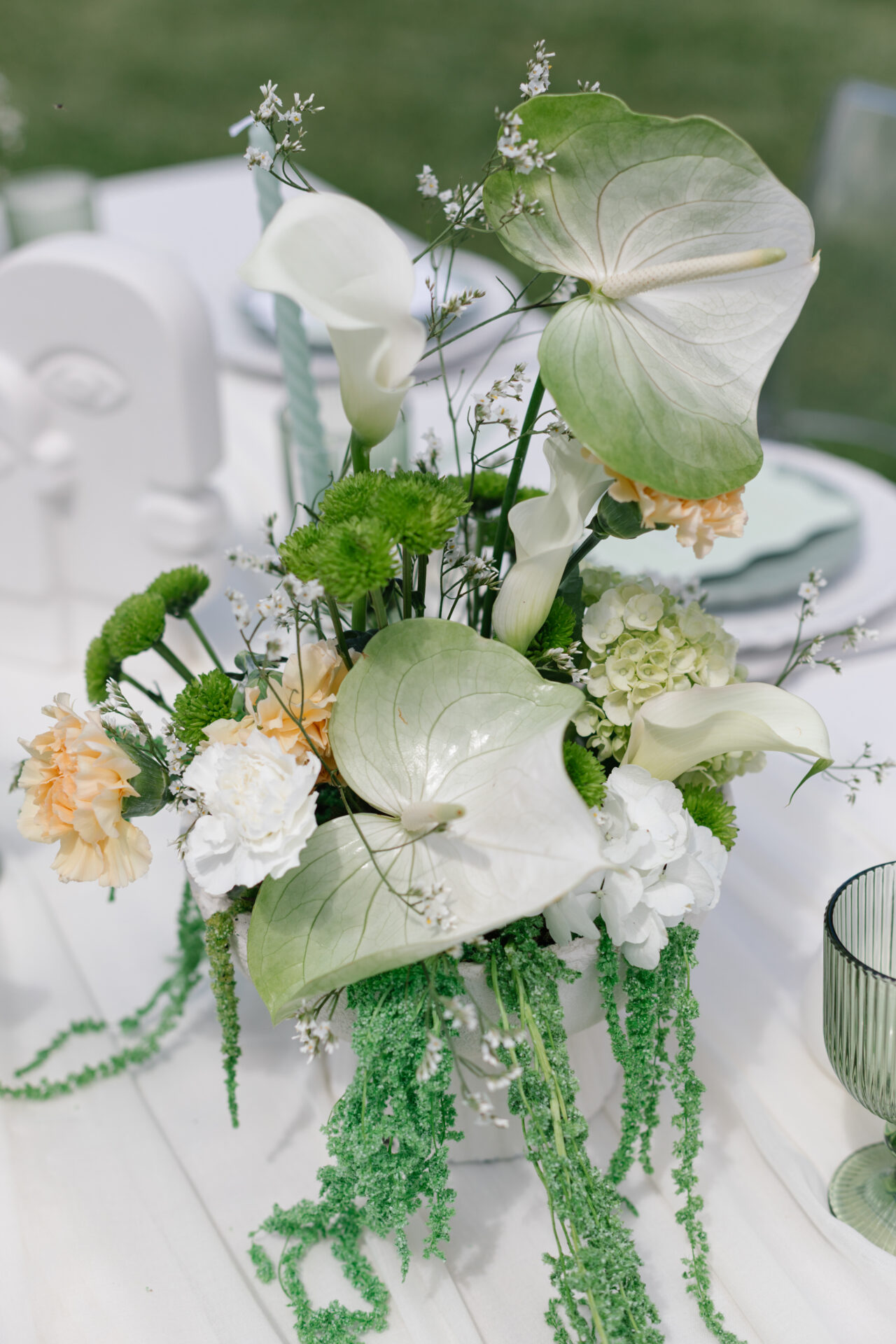 composition florale, table mariage, fleurs vertes et blanches, inspiration mariage Gard