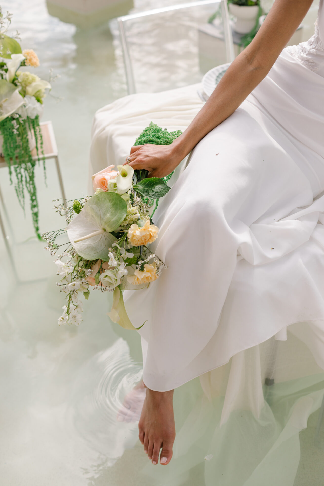 bouquet de mariée, bouquet en cascade, fleurs blanches, saumon et vertes, inspiration mariage Gard, robe de mariée