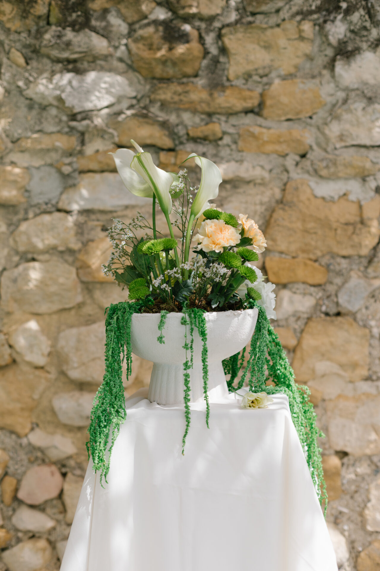 composition florale mariage, hôtel mariage, fleurs blanches et vertes, inspiration mariage Gard