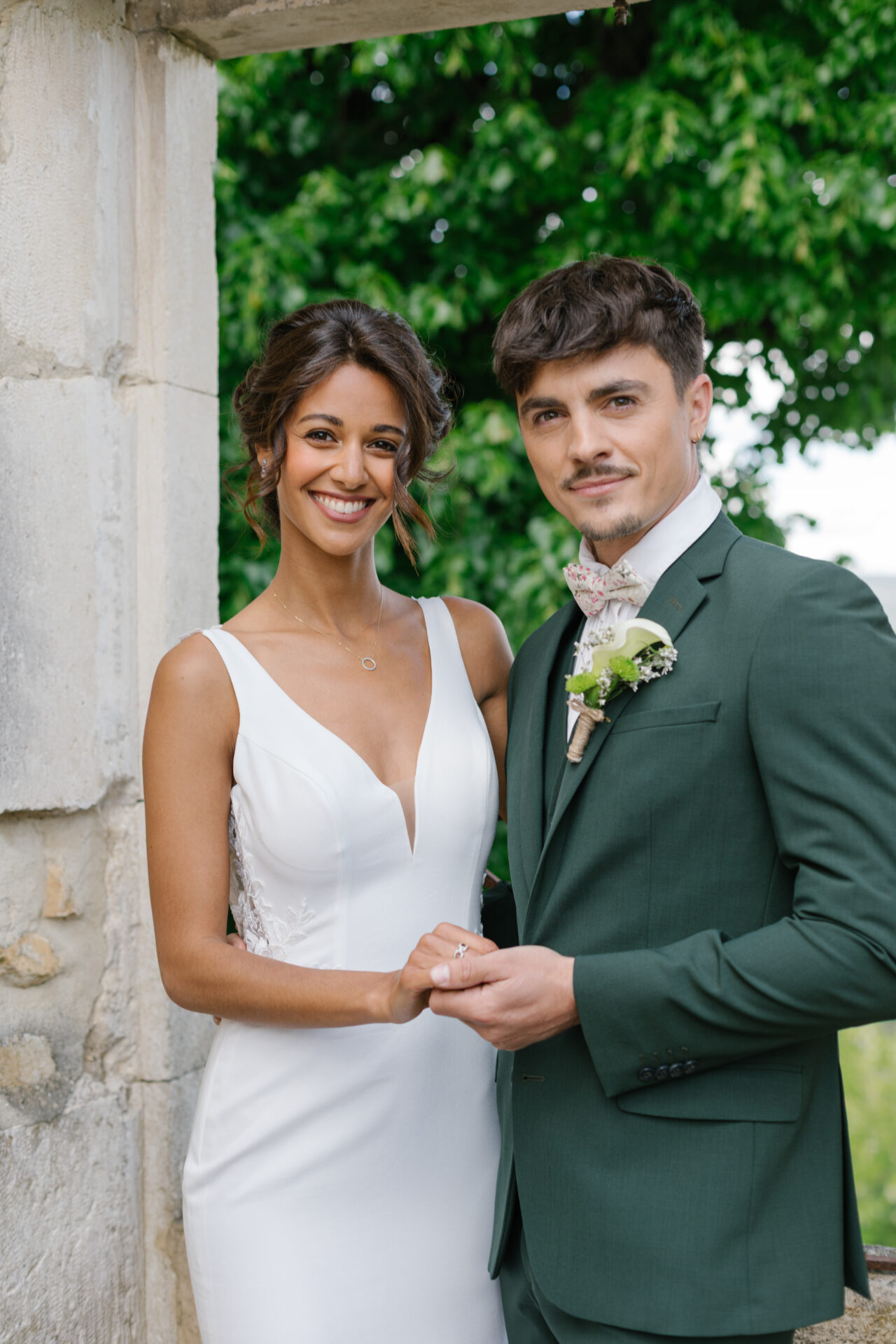 couple de mariés, Simon Féraud et Aurore Kichenin, robe et costume de mariés, inspiration mariage Gard