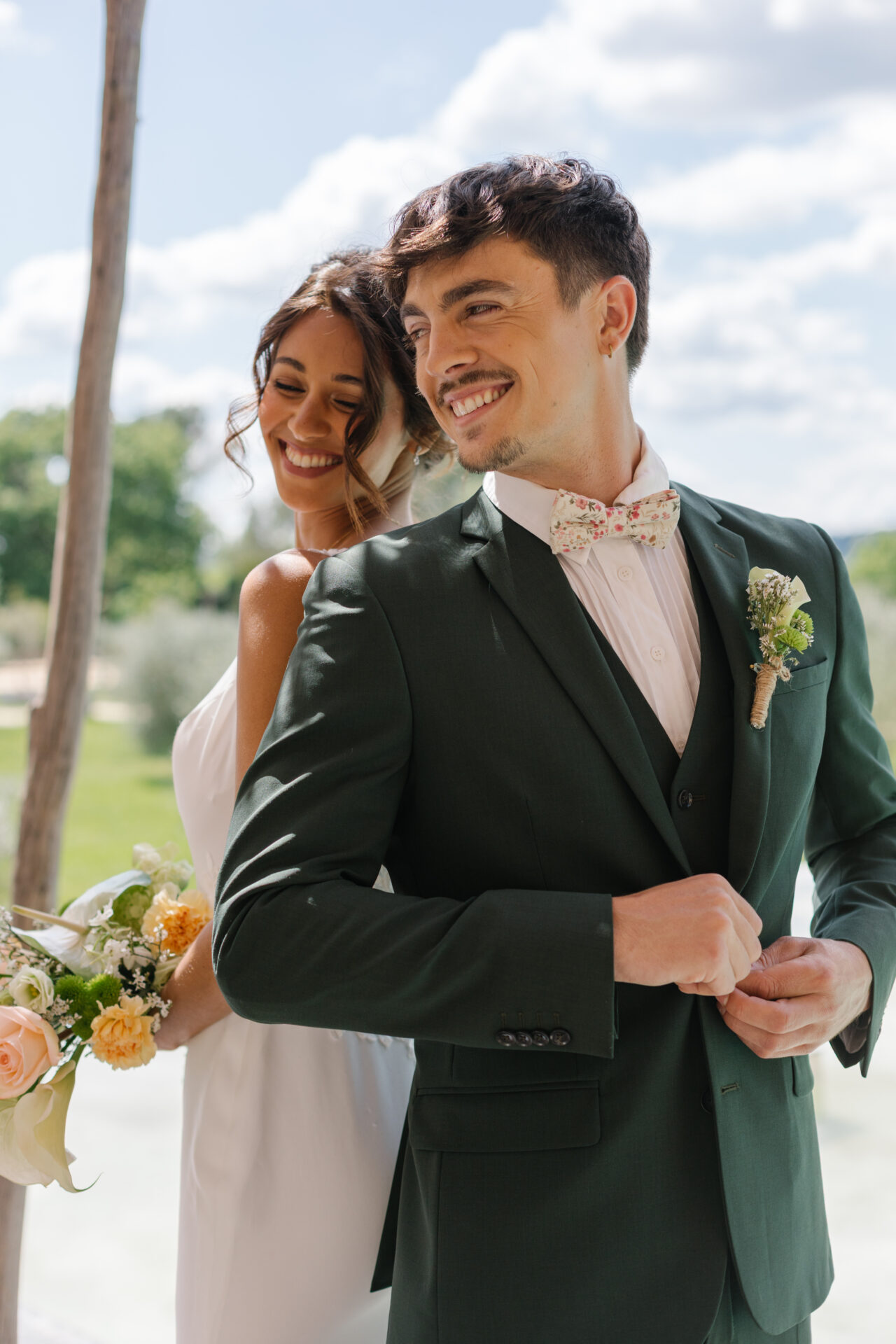 couple de mariés qui dansent, piscine, costume vert, robe de mariée, bouquet de mariée cascade, mariage élégant et moderne, inspiration mariage Gard