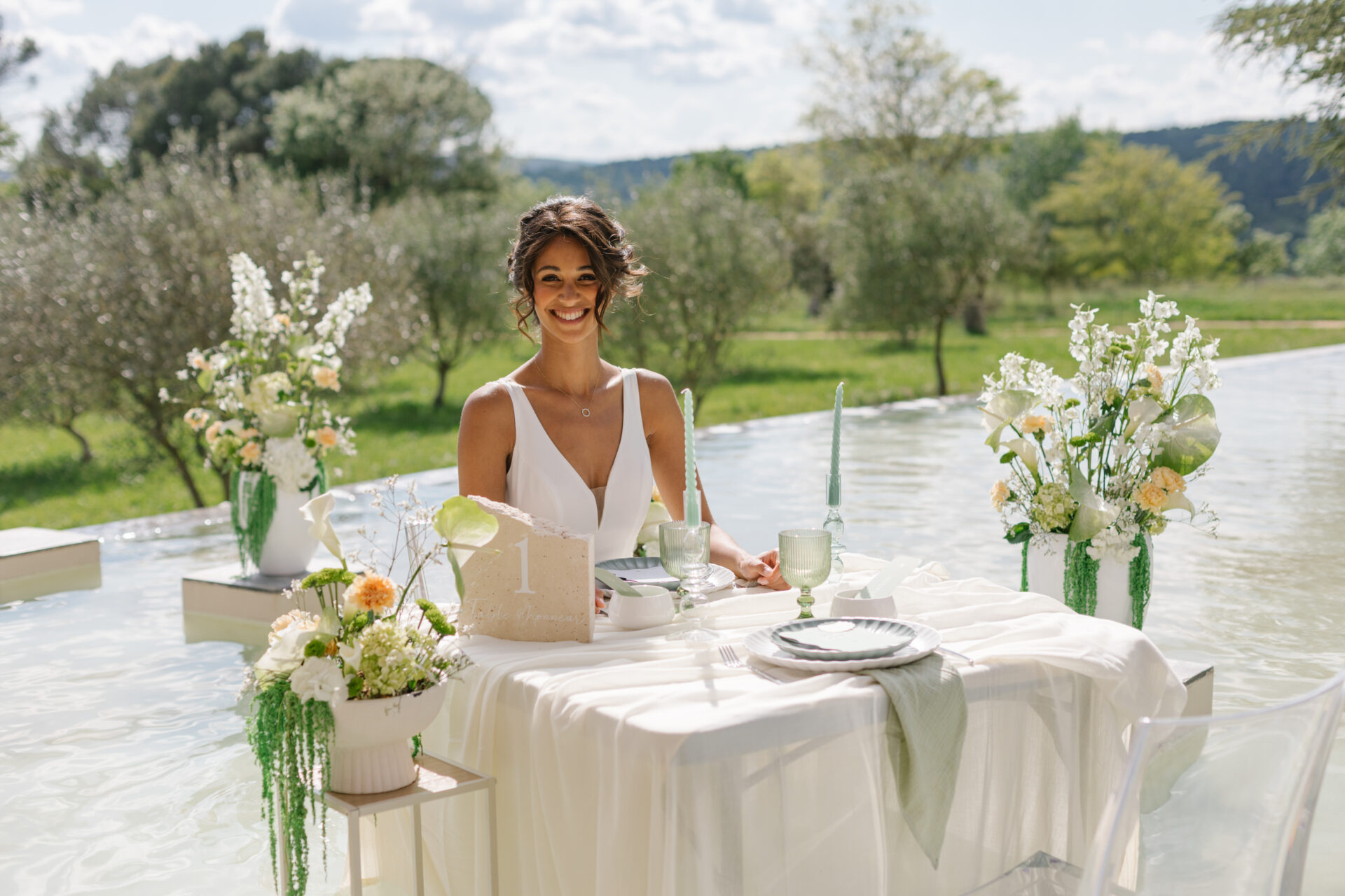 Aurore Kichenin, table des mariés, piscine, mariage, décoration mariage, assiettes, chaises transparentes, décorations florales, inspiration mariage Gard