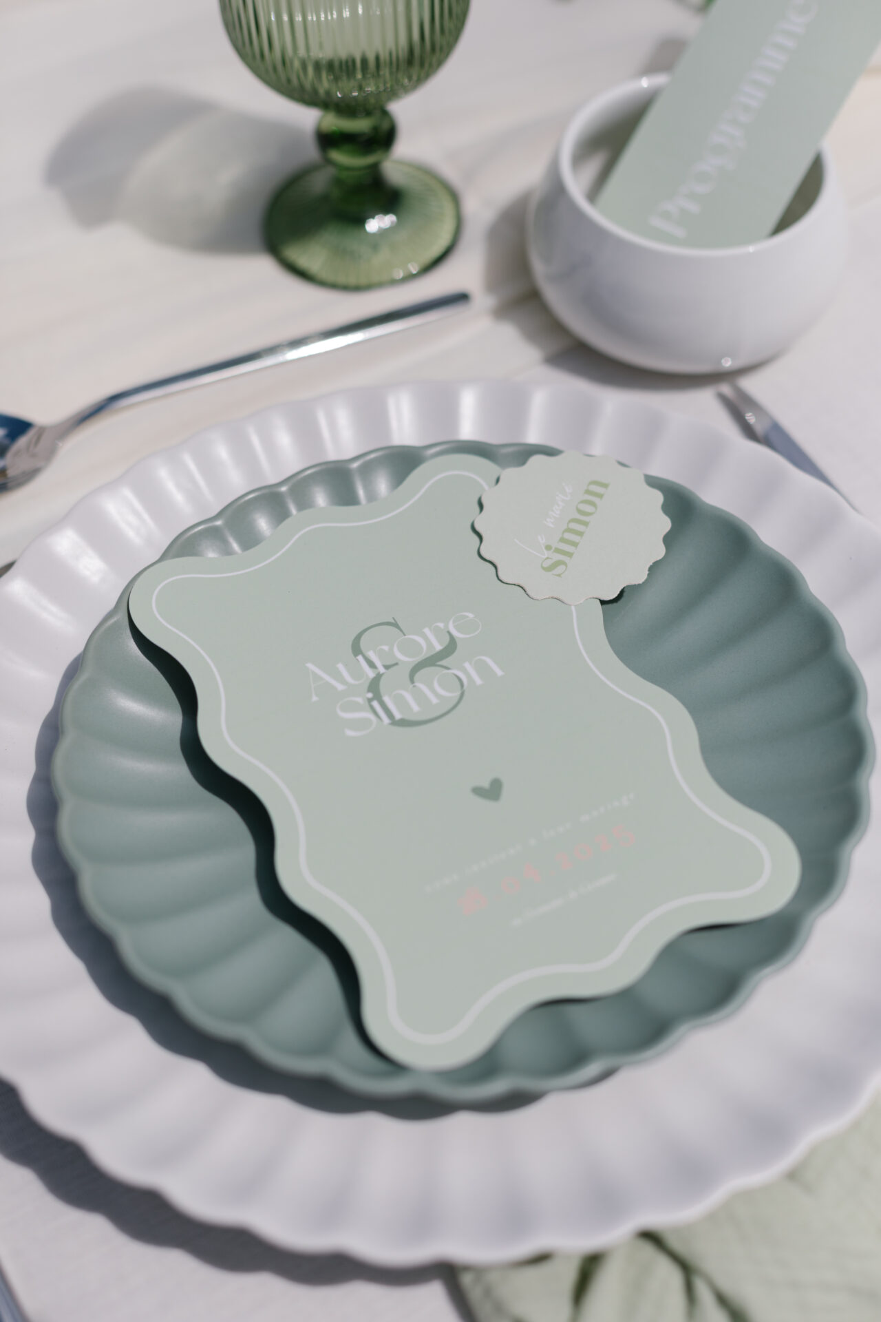 assiettes blanches et vertes, inspiration de mariage Gard, verre vert, table mariés