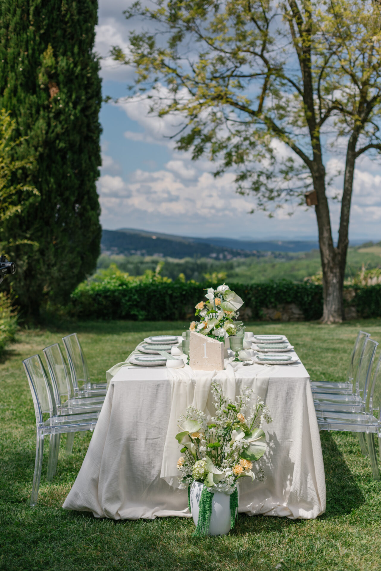 table de mariage, chaises transparentes, inspiration mariage Gard