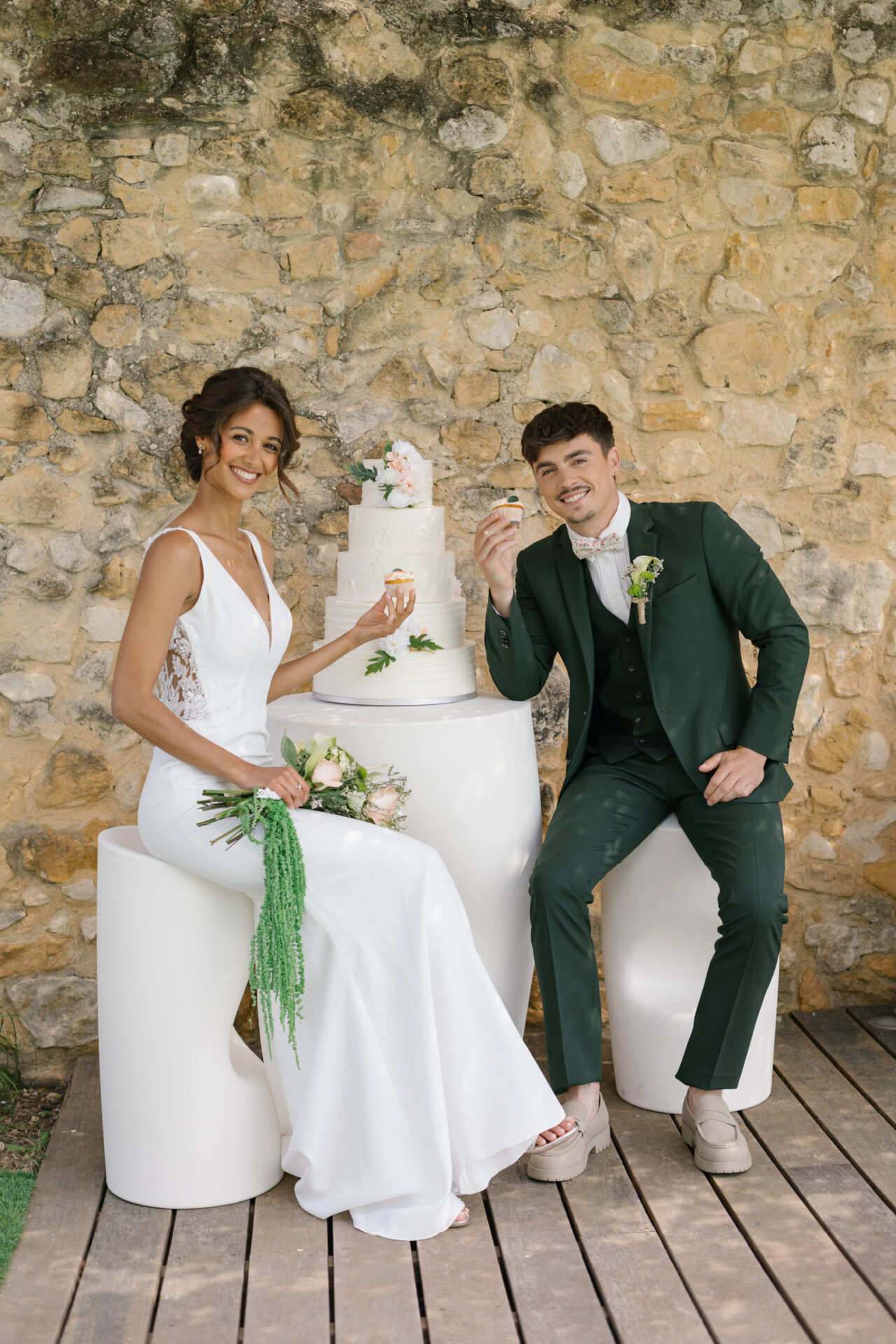 Wedding Cake, gâteau mariage, couple de mariés, Aurore Kichenin et Simon Féraud, guéridon blanc lumineux, inspiration mariage Gard